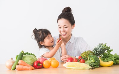 低糖質の野菜と触れ合う母と女の子